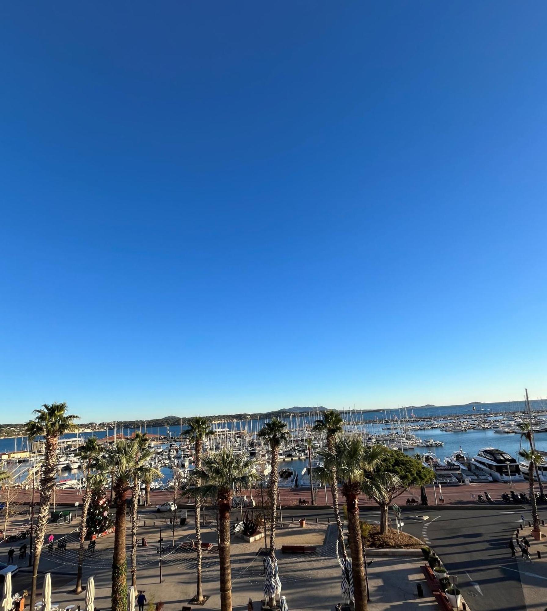 Sur Le Port Vue *